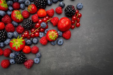 çilek arka plan. çilek, böğürtlen, ahududu ve böğürtlen.