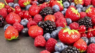 Taze olgun yaz çilekleri, böğürtlen, yaban mersini