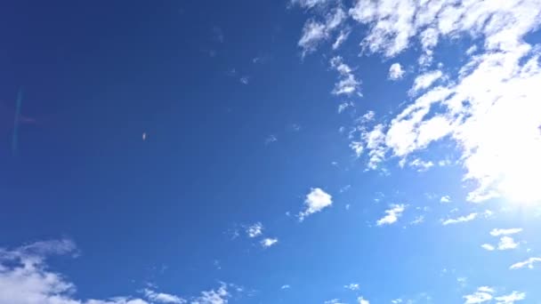 Μπλε Ουρανό Άσπρα Σύννεφα Φουντωτά Χνουδωτά Άσπρα Σύννεφα Χυμώδες Σύννεφο — Αρχείο Βίντεο