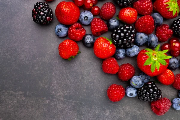 果実の背景 イチゴ ブルーベリー ラズベリー ブラックベリー ロイヤリティフリーのストック画像
