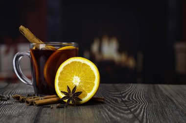 Noel dekorasyonunun arka planında şarap buldum. Seçici odak.