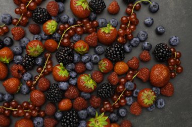 Böğürtlen Çeşitli renkli çilekler, ahududu, böğürtlen, böğürtlen, böğürtlen, yakın plan biyomeyveler, sağlıklı beslenme, vejetaryen yiyecekler, diyet