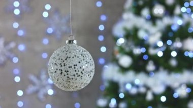 Mutlu yıllar Noel ağacı, arkaplandaki kar dalında cam top ile süslenir. Kış tatilinde aile tatili için yanıp sönen ampuller. Festival havası. Noel.