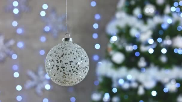 ハッピーニューイヤークリスマスツリーは 家族の冬の休日のための光の球根ガーランドを明るくする側面のバックグラウンドボケの上に枝の雪にガラス球で飾ります フェスティバルムード ノエル — ストック動画
