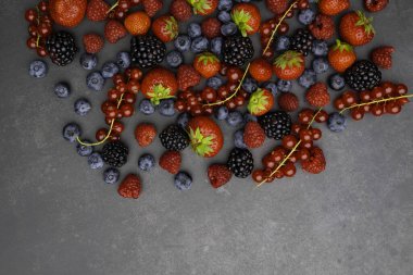 Böğürtlen Çeşitli renkli çilekler, ahududu, böğürtlen, böğürtlen, böğürtlen, yakın plan biyomeyveler, sağlıklı beslenme, vejetaryen yiyecekler, diyet