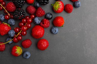 Böğürtlen Çeşitli renkli çilekler, ahududu, böğürtlen, böğürtlen, böğürtlen, yakın plan biyomeyveler, sağlıklı beslenme, vejetaryen yiyecekler, diyet