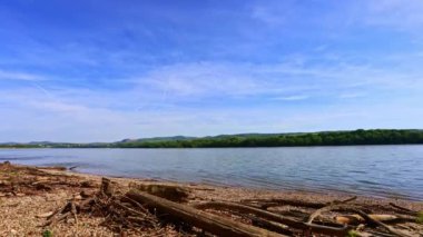 Akan Tuna nehri ve mavi gökyüzündeki bulutların güzel hızlandırılmış görüntüleri