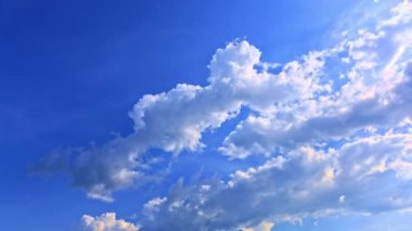 Mavi gökyüzü beyaz bulutlar. Kabarık beyaz bulutlar. Kümülüs bulutlu zaman çizelgesi. Yaz mavisi gökyüzü zaman aşımı. Doğa mavi gökyüzü. Beyaz bulutlar. Bulut zaman atlaması, video döngüsü