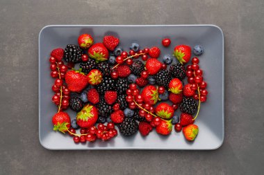 Sağlıklı karışık meyve ve çilek, ahududu, yaban mersini, böğürtlen malzemelerle