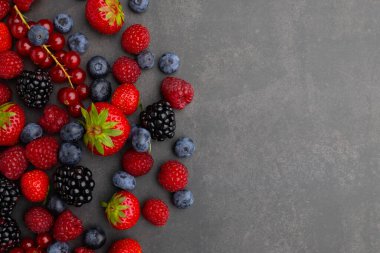 Böğürtlen Çeşitli renkli çilekler, ahududu, böğürtlen, böğürtlen, böğürtlen, yakın plan biyomeyveler, sağlıklı beslenme, vejetaryen yiyecekler, diyet