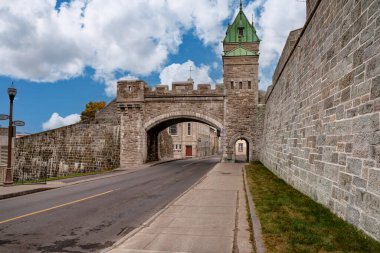 Dauphine Caddesi 'ndeki Kent Gate, Quebec City, Kanada. Bu geçit Quebec şehrinin tarihi istihkamlarının bir parçasıdır. Kuzey Amerika 'da güçlendirilmiş surlarını koruyan birkaç şehirden biridir..