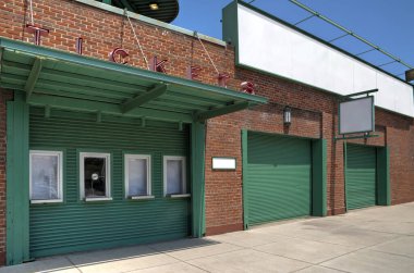 Park stadyumunda bilet gişelerinin üstündeki boş panelin yakın çekim görüntüsü var. Metnin için boşluk kopyala.