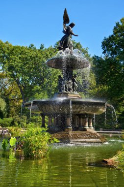 Bethesda Çeşmesi, Central Park, New York 'ta. Güneşli yaz günü.