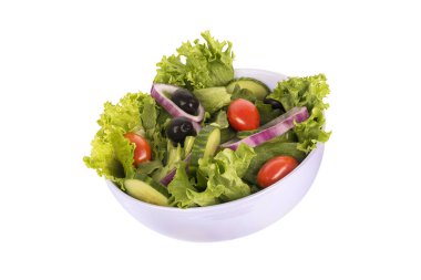 Taze sebzeli yeşil marul salatası, beyaz arka planda izole edilmiş. Kes şunu..