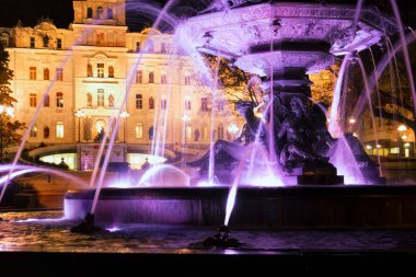 Quebec Parlamento Binası ve Fontaine de Tourny Quebec City, Kanada 'da alacakaranlıkta aydınlandı.