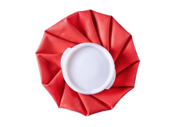 Beyaz plastik kapaklı kırmızı kumaş buz torbası. Bu tür buz torbaları genellikle yaralanmalara ya da ağrıyan kaslara soğuk terapi uygulamak için kullanılır. Beyaz arka planda izole edilmiş. Kes şunu..