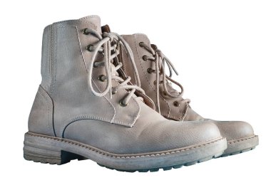 Bağcıklı bir çift bej deri bot, sağlam tabanlı ve ayrıntılı dikişli. Beyaz arka planda izole edilmiş, moda, açık hava giysisi veya ürün reklamcılığı için ideal..