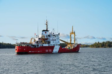 Thousand Adaları, Ontario, Kanada - 10-11-2024. Kanadalı Sahil Güvenlik gemisi 