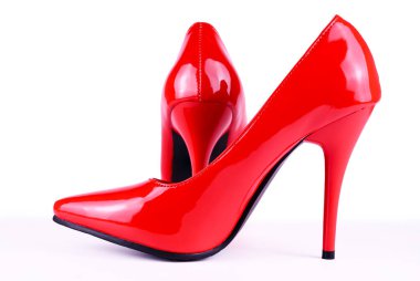 Beyaz arka planda parlak kırmızı topuklu topukluların yakın çekimi. Şık kadınların moda ayakkabıları göz alıcı kıyafetler, gece kıyafeti, lüks aksesuarlar ve modern moda reklamları için mükemmel..
