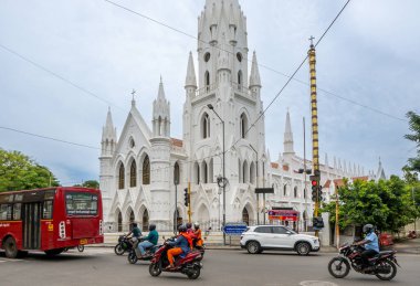 Chennai, Hindistan - 14 Temmuz 2023: San Thome Kilisesi, St. Thomas Katedral Bazilikası ve Aziz Thomas Ulusal Tapınağı olarak da bilinir.