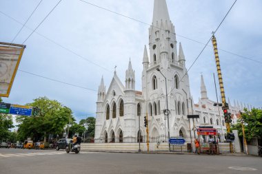 Chennai, Hindistan - 14 Temmuz 2023: San Thome Kilisesi, St. Thomas Katedral Bazilikası ve Aziz Thomas Ulusal Tapınağı olarak da bilinir.