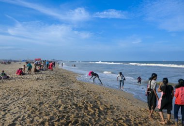 Chennai, Hindistan - 14 Temmuz 2023: Yerel halk Chennai, Tamil Nadu, Hindistan 'daki popüler Marina Sahili' nde eğleniyor. Bengal Körfezi kıyısında yer alan Hindistan 'ın en uzun plajıdır..