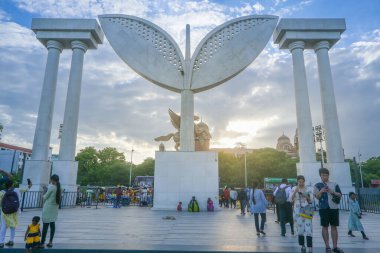 Chennai, Hindistan - 14 Temmuz 2023: MGR Memorial Complex 'in girişinde Bronz Pegasus. Anma töreni Chennai, Tamil Nadu, Hindistan 'daki Marina plajında yapıldı.. 