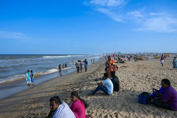 Chennai, Hindistan - 14 Temmuz 2023: Yerel halk Chennai, Tamil Nadu, Hindistan 'daki popüler Marina Sahili' nde eğleniyor. Bengal Körfezi kıyısında yer alan Hindistan 'ın en uzun plajıdır..