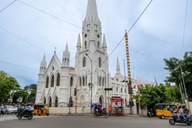 Chennai, Hindistan - 14 Temmuz 2023: San Thome Kilisesi, St. Thomas Katedral Bazilikası ve Aziz Thomas Ulusal Tapınağı olarak da bilinir.