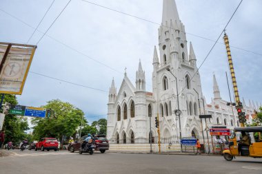 Chennai, Hindistan - 14 Temmuz 2023: San Thome Kilisesi, St. Thomas Katedral Bazilikası ve Aziz Thomas Ulusal Tapınağı olarak da bilinir.