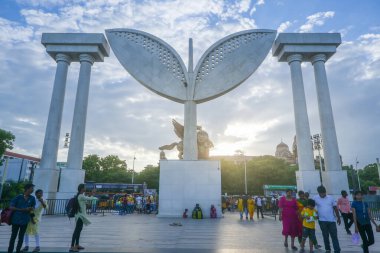 Chennai, Hindistan - 14 Temmuz 2023: MGR Memorial Complex 'in girişinde Bronz Pegasus. Anma töreni Chennai, Tamil Nadu, Hindistan 'daki Marina plajında yapıldı.. 