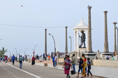 Pondicherry, Hindistan - 15 Temmuz 2023: Pondicherry Plajı 'ndaki Gandi Heykeli, Hindistan' ın Puducherry şehrinin popüler sahili..