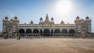 Mysore Sarayı tarihi bir saray ve Mysore, Karnataka, Hindistan 'da bir kraliyet sarayı..