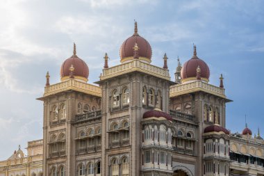 Mysore Sarayı tarihi bir saray ve Mysore, Karnataka, Hindistan 'da bir kraliyet sarayı..