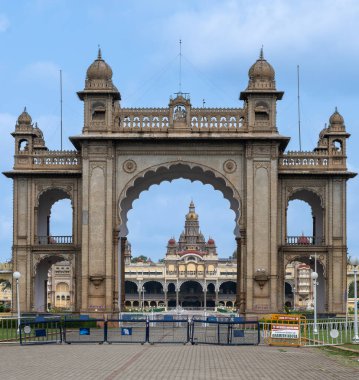 Mysore, Karnataka, Hindistan 'daki Mysore Sarayı' nın ön kapısı..