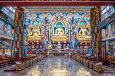 Namdroling Manastırı 'ndaki Buda Heykeli. Bylakuppe, Mysuru, Hindistan 'da yer almaktadır.
