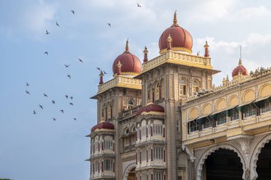 Mysore Sarayı tarihi bir saray ve Mysore, Karnataka, Hindistan 'da bir kraliyet sarayı..