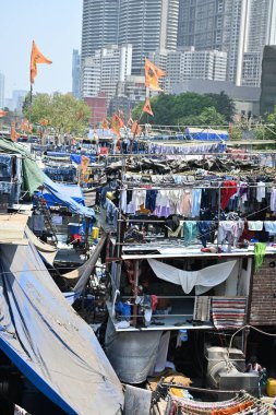 Mumbai, Hindistan - 15 Nisan 2024: Dhobi Ghat, Mumbai, Maharashtra, Hindistan 'da Mahalaxmi tren istasyonu yakınlarında bir açık hava çamaşırhanesidir.