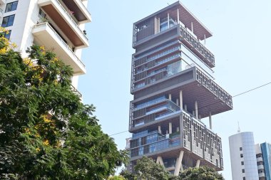 Mumbai, Hindistan - 15 Nisan 2024: Antilia Binası, Hintli milyarder Mukesh Ambani 'nin evi, gökdelen konağı dünyanın en büyük ve en ayrıntılı özel evlerinden biridir..