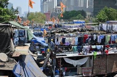 Mumbai, Hindistan - 15 Nisan 2024: Dhobi Ghat, Mumbai, Maharashtra, Hindistan 'da Mahalaxmi tren istasyonu yakınlarında bir açık hava çamaşırhanesidir.