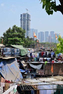 Mumbai, Hindistan - 15 Nisan 2024: Dhobi Ghat, Mumbai, Maharashtra, Hindistan 'da Mahalaxmi tren istasyonu yakınlarında bir açık hava çamaşırhanesidir.