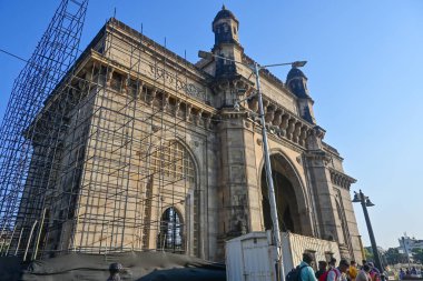 Mumbai, Hindistan - 13 Nisan 2024: Hindistan 'ın en popüler turistik merkezidir. Dünyanın dört bir yanındaki turistler her yıl Hindistan Geçidi 'ni ziyaret eder..