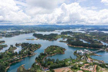 Guatape Kayası, Kolombiya 'nın Guatape şehrinde ve belediyesinde bulunan Taş olarak da bilinir. Toprak 200 metreye kadar uzanan granitik bir kayadır (656 feet).)
