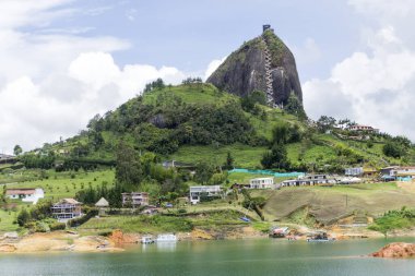 Guatape Kayası, Kolombiya 'nın Guatape şehrinde ve belediyesinde bulunan Taş olarak da bilinir. Toprak 200 metreye kadar uzanan granitik bir kayadır (656 feet).))