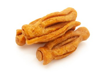 Rajasthani 'ye yakın plan, tuzlu, çıtır çıtır ve çıtır Karela Mathri veya Matthi. Beyaz arkaplanda izole.