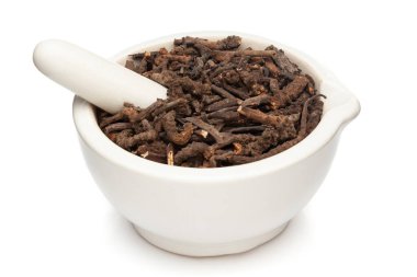 Dry Nirgundi (Vitex negundo) köklerinin beyaz arkaplanda izole edilmiş beyaz seramik havan ve tokmak ile yakın plan görüntüsü.