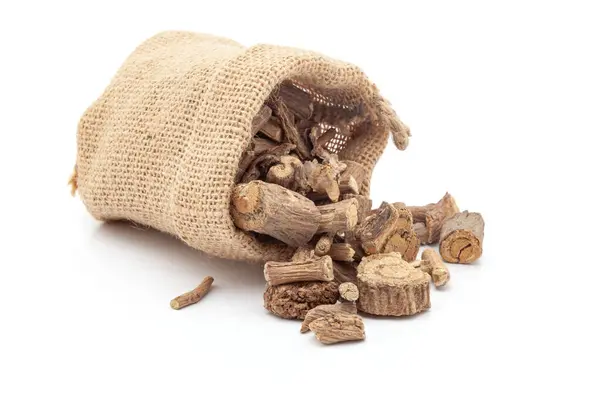 Dry Vridha Daru (Argyreia speciosa) kabuklarının yakın çekimi, beyaz arkaplan üzerine bir yatay jüt çanta dökülür.