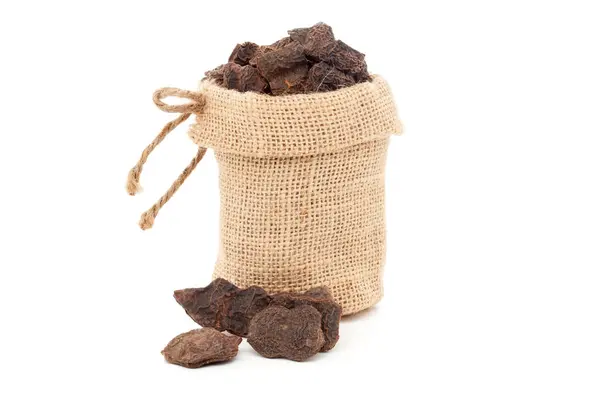 Kuru Organik Shikakai (Acacia concinna) meyvelerinin jüt bir çantada yakın plan çekimi. Beyaz arkaplan üzerinde izole edilmiş.