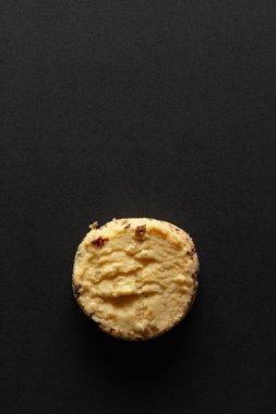 Bisküvi, bisküvi, siyah arkaplan, kahverengi, pasta, yakın plan, kurabiye, çıtır çıtır, koyu, lezzetli, tatlı, düz yatak, yemek, gurme, ev yapımı, izole edilmiş, hiç kimse, beslenme, şeker, tatlı, lezzetli, baştan çıkarıcı, üst görüş, iki kurabiye, sarı