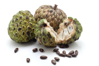 Olgun muhallebi elması (Annona squamosa) tohumlu meyve. Beyaz bir arkaplanda izole edilmiş